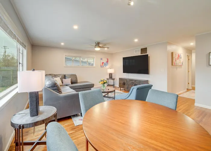 6 Mi To Dtwn: Dog-friendly W/ Yard In Holiday home